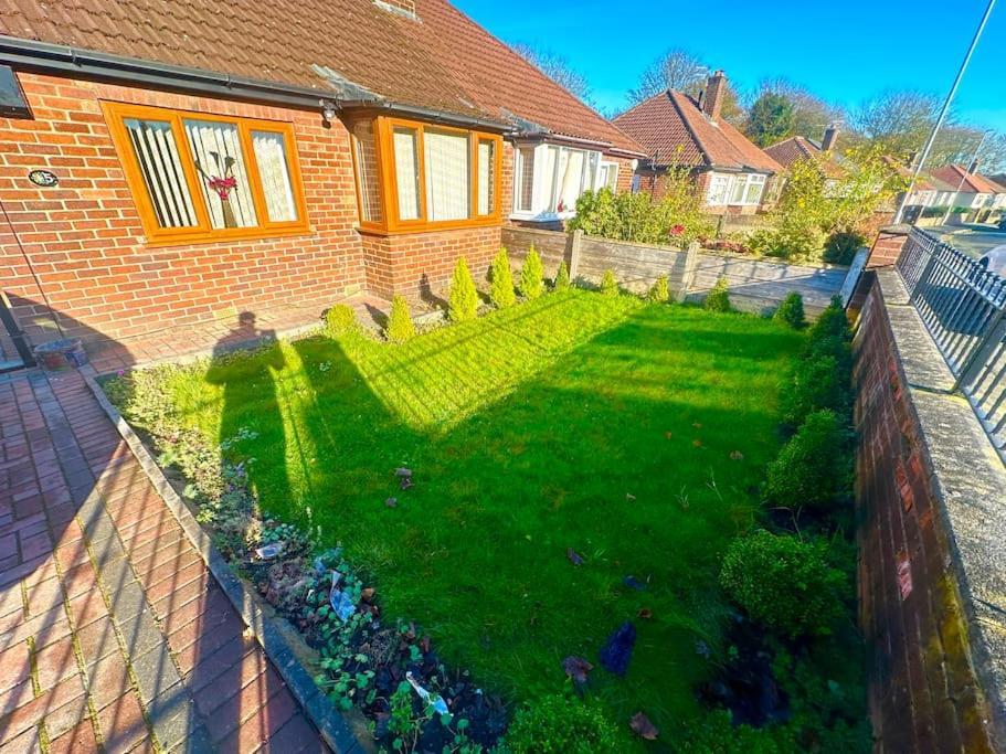 2 Bed Bungalow In Bolton Exterior foto